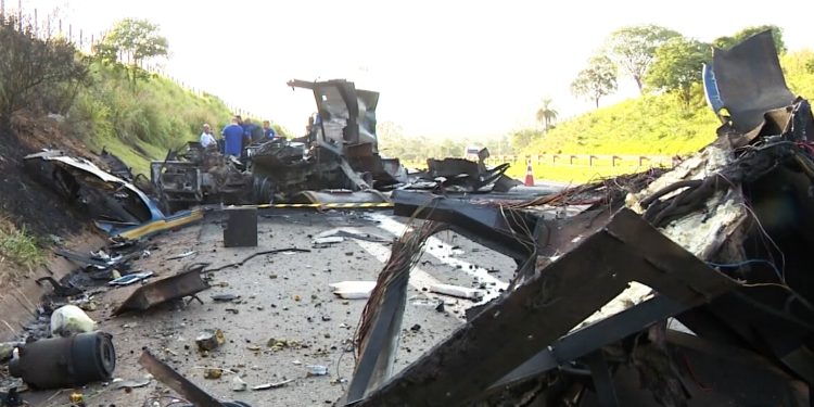 destrocos do carro forte apos ataque na rodovia zeferino vaz - JORNAL DA TARDE