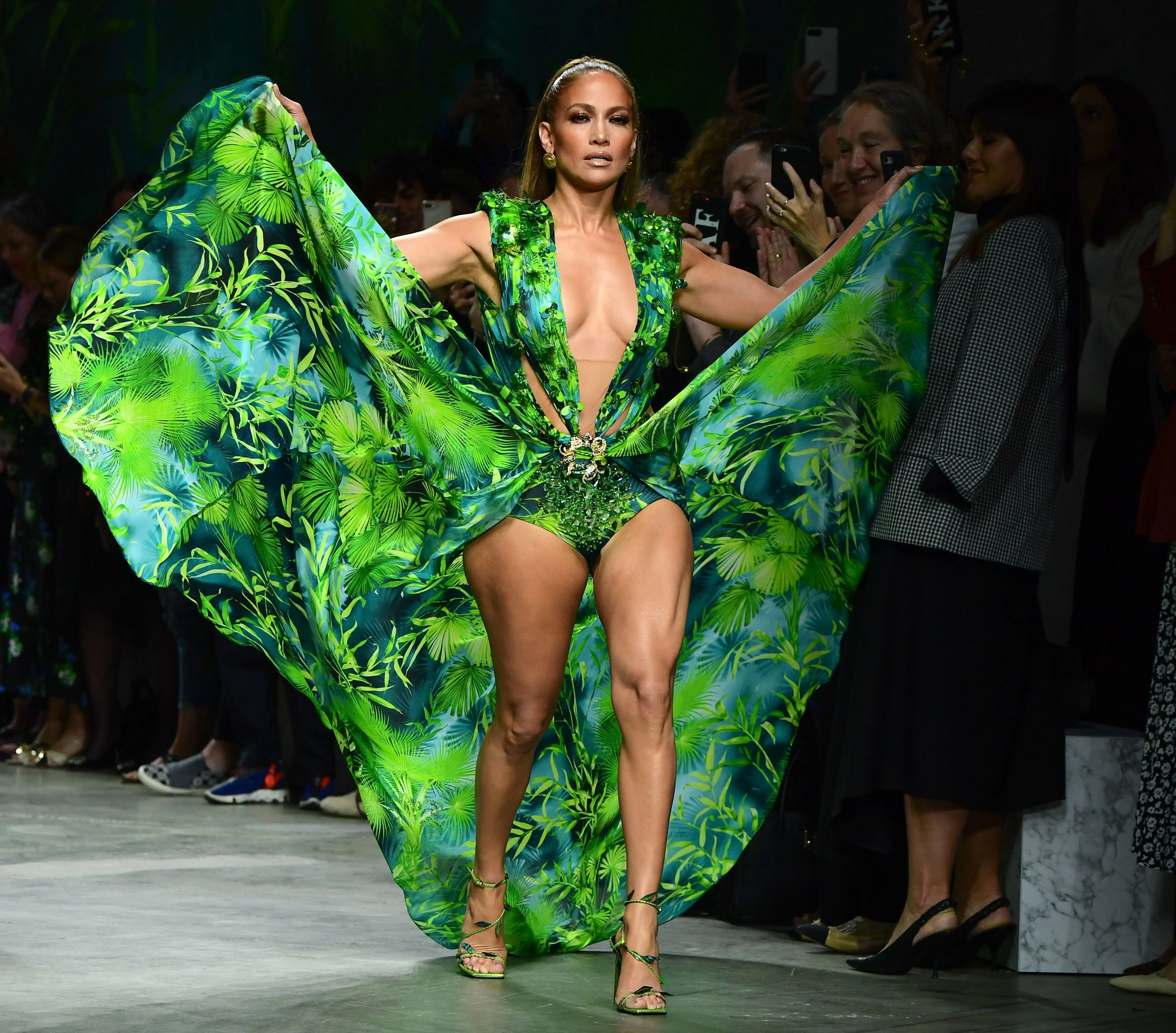 Jennifer Lopez, Versace 2019 (Foto: reprodução/HarpersBazaar) Lorena Bueri