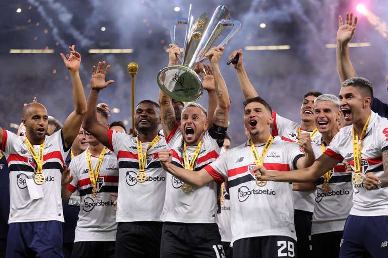 São Paulo levanta a taça de campeão da Supercopa do Brasil