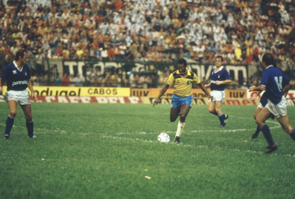 Pelé, do Brasil, no jogo contra a Itália, na Copa Pelé de Futebol Seniores/ Nelson Coelho/PLACAR