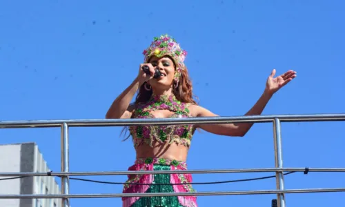 
				
					Com presença de famosos, Anitta puxa bloco de Carnaval no Rio; FOTOS
				
				