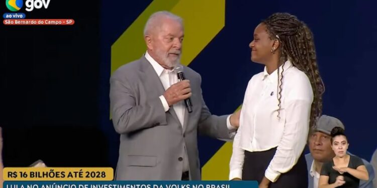 Lula ao lado de jovem negra em São Bernardo do Campo, em São Paulo