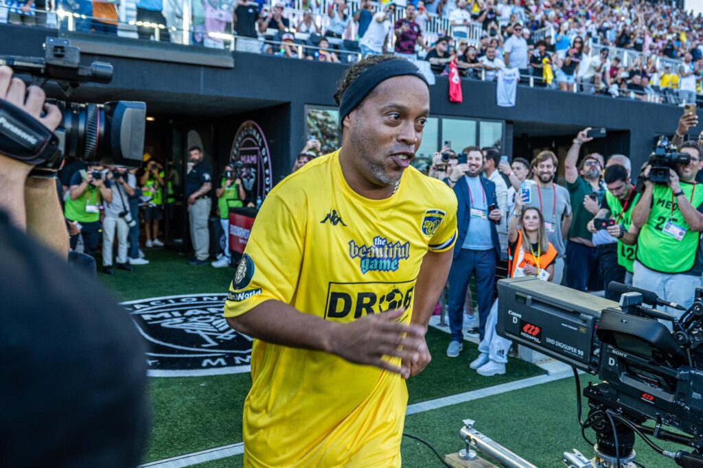 Ronaldinho Gaúcho é presença constante em partidas de aposentados - . EFE/Giorgio Viera
