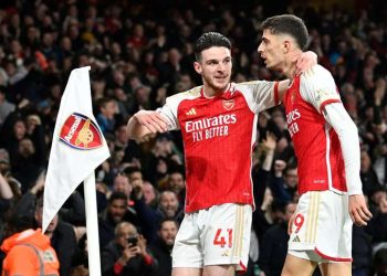 Havertz marca no fim, Arsenal vence e assume a liderança da Premier League