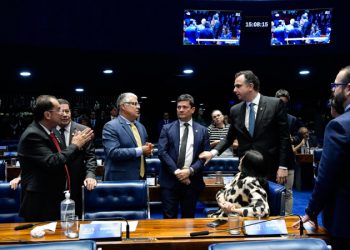 Rodrigo Pacheco conversa com os senadores Jorge Kajuru, Hamilton Mourão, Eduardo Girão, Sergio Moro e Damares Alves