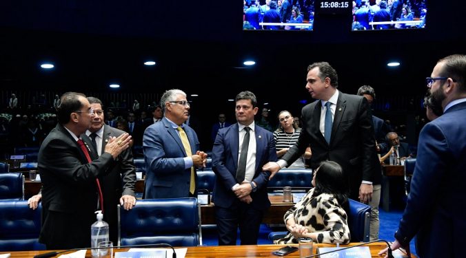 Rodrigo Pacheco conversa com os senadores Jorge Kajuru, Hamilton Mourão, Eduardo Girão, Sergio Moro e Damares Alves