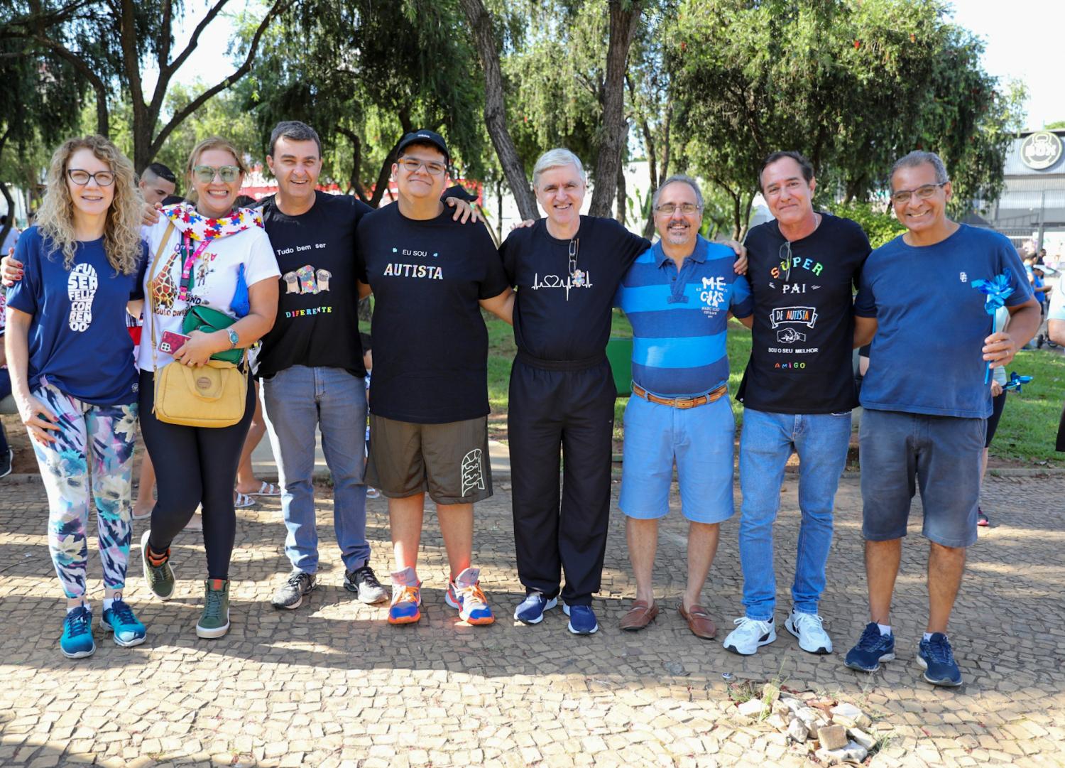 #PraTodosVerem: No Parque Ecológico alguns participantes da caminhada estão posados para foto. O Prefeito Nilson Gaspar está à esquerda, ao lado de algumas pessoas, entre elas os vereadores, Dr. Chiaparine, Dr. Othniel e Hélio Ribeiro.