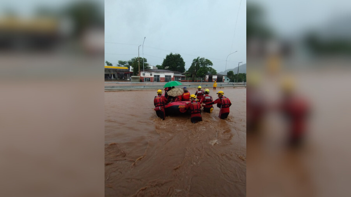 1714619028 102 Bombeiros de SC resgatam pessoas ilhadas pela chuva no RS - JORNAL DA TARDE