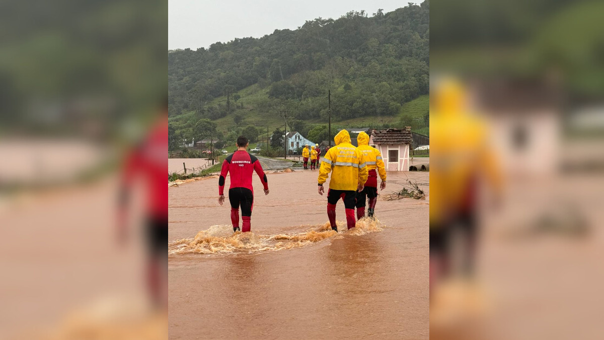 1714619029 88 Bombeiros de SC resgatam pessoas ilhadas pela chuva no RS - JORNAL DA TARDE