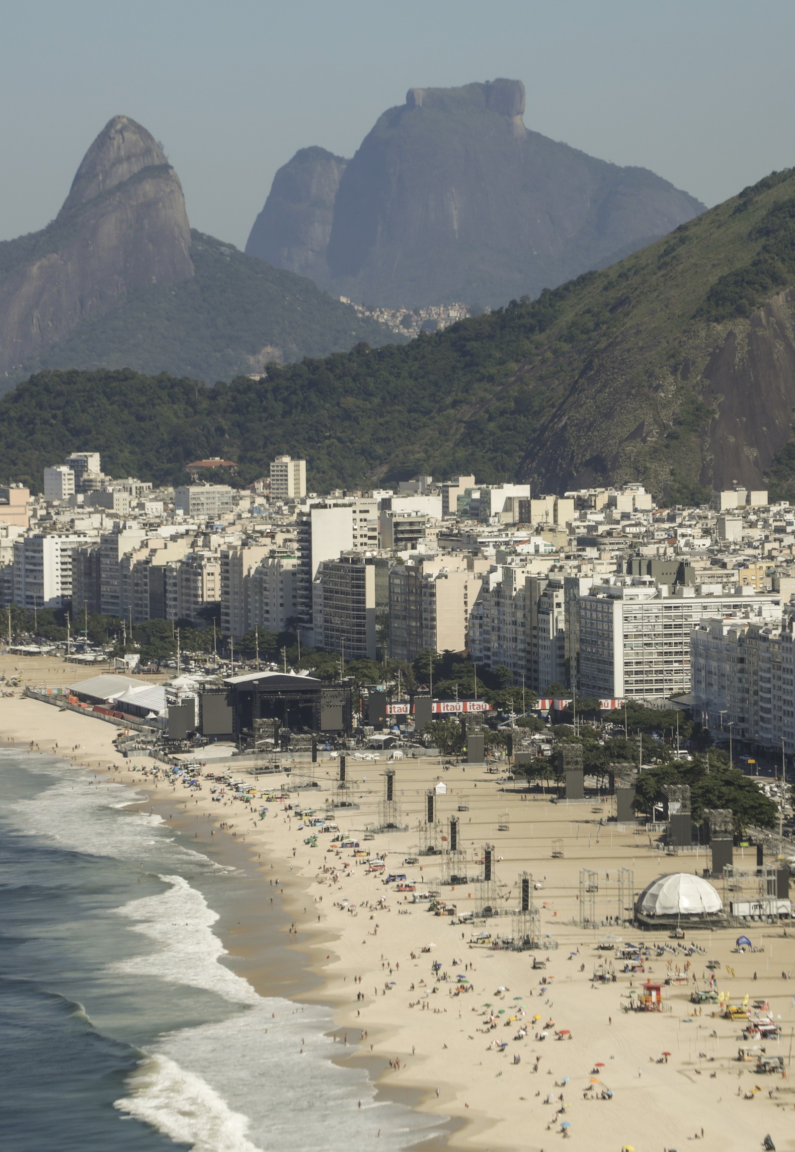Palco e local da público do show da Madonna em Copacabana. — Foto: Gabriel de Paiva /Agência O Globo