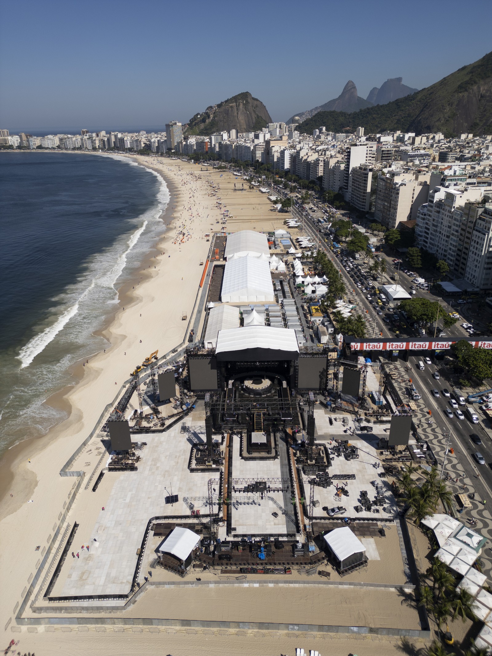 Palco na Praia de Copacabana, no Rio de Janeiro, é o maior da 'The Celebration Tour', da rainha do pop, Madonna — Foto: Márcia Foletto