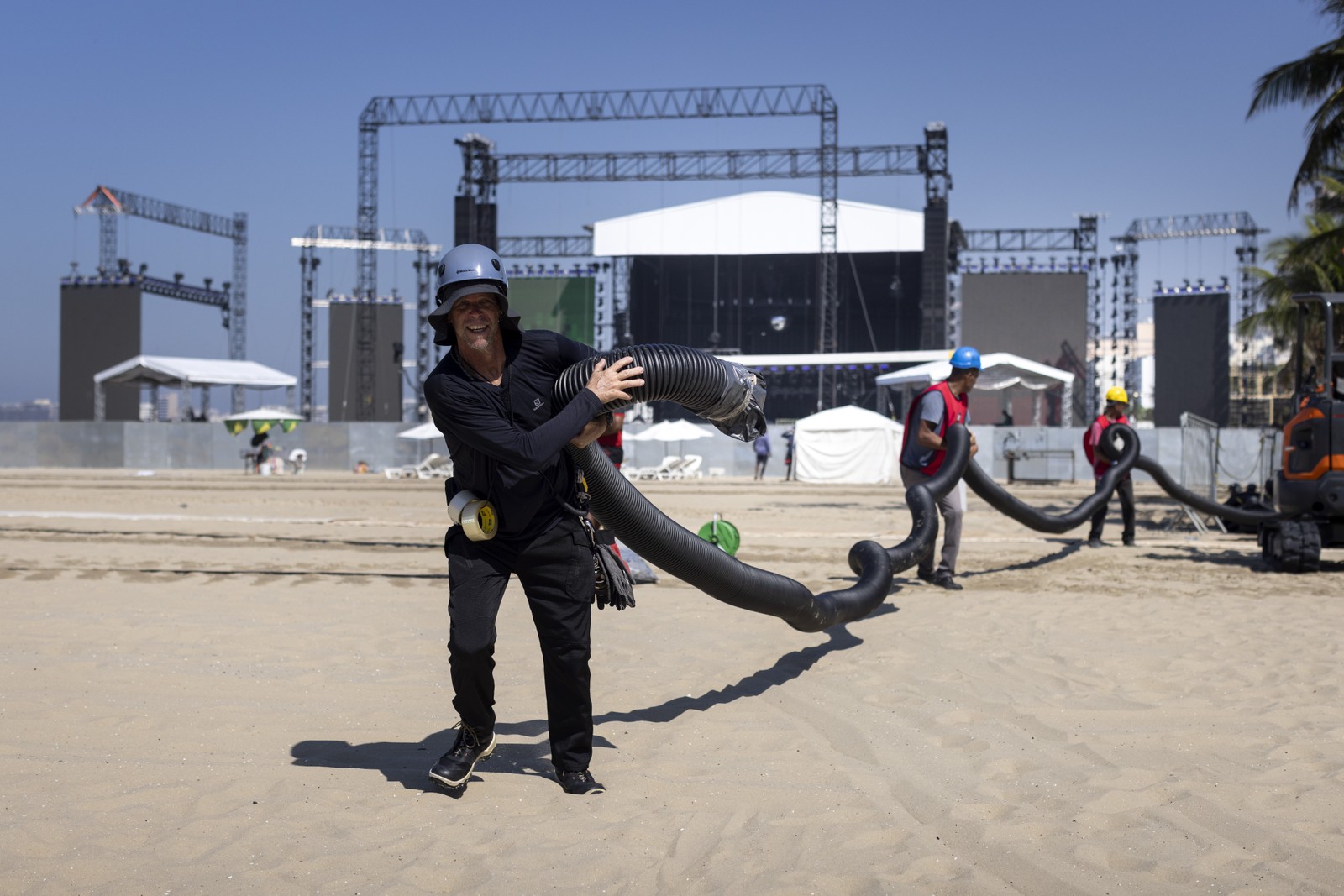 Trabalhadores na preparação para o show da Madonna em Copacabana. Na foto, Roberson Schweizer, que estava na montagem dos cabos de elétrica das torres de som. — Foto: Márcia Foletto / Agência O Globo