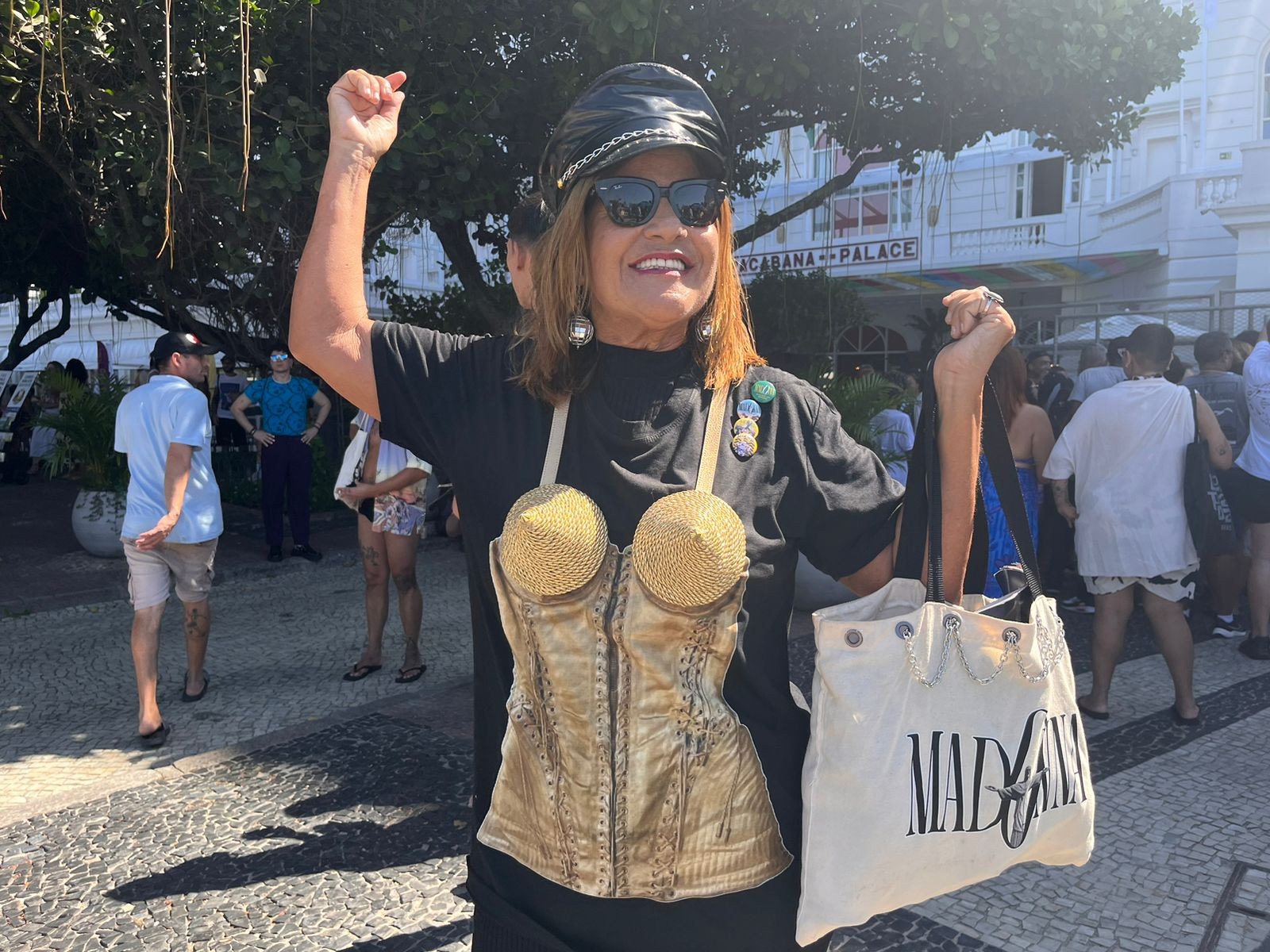 A aposentada Rosemary Bohrer, de 69 anos, com um blusa que remete a um sutiã icônico usado por Madonna — Foto: João Vitor Costa/Agência O Globo