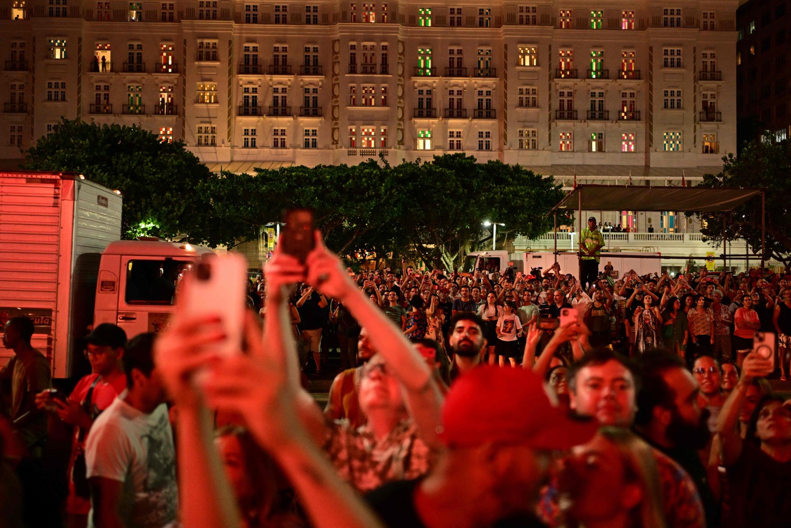 Fãs da cantora Madonna aproveitam seu ensaio no palco da praia de Copacabana, no Rio de Janeiro — Foto: Pablo PORCIUNCULA / AFP