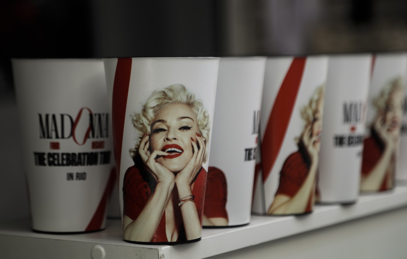 Produtos diversos são vendidos com a temática e para o show da Madonna — Foto: Gabriel de Paiva / Agência O Globo