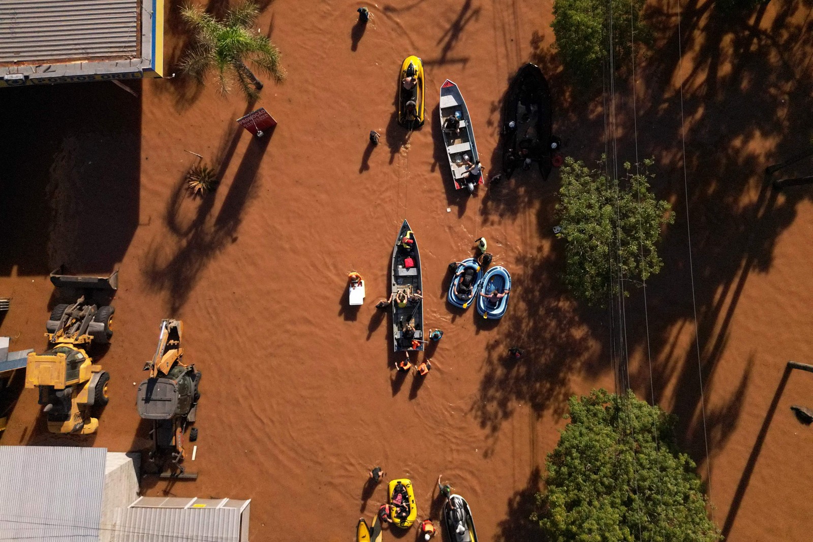 Vista aérea de ruas inundadas durante operações de resgate no bairro de São João, em Porto Alegre, Rio Grande do Sul. — Foto: Florian PLAUCHEUR / AFP