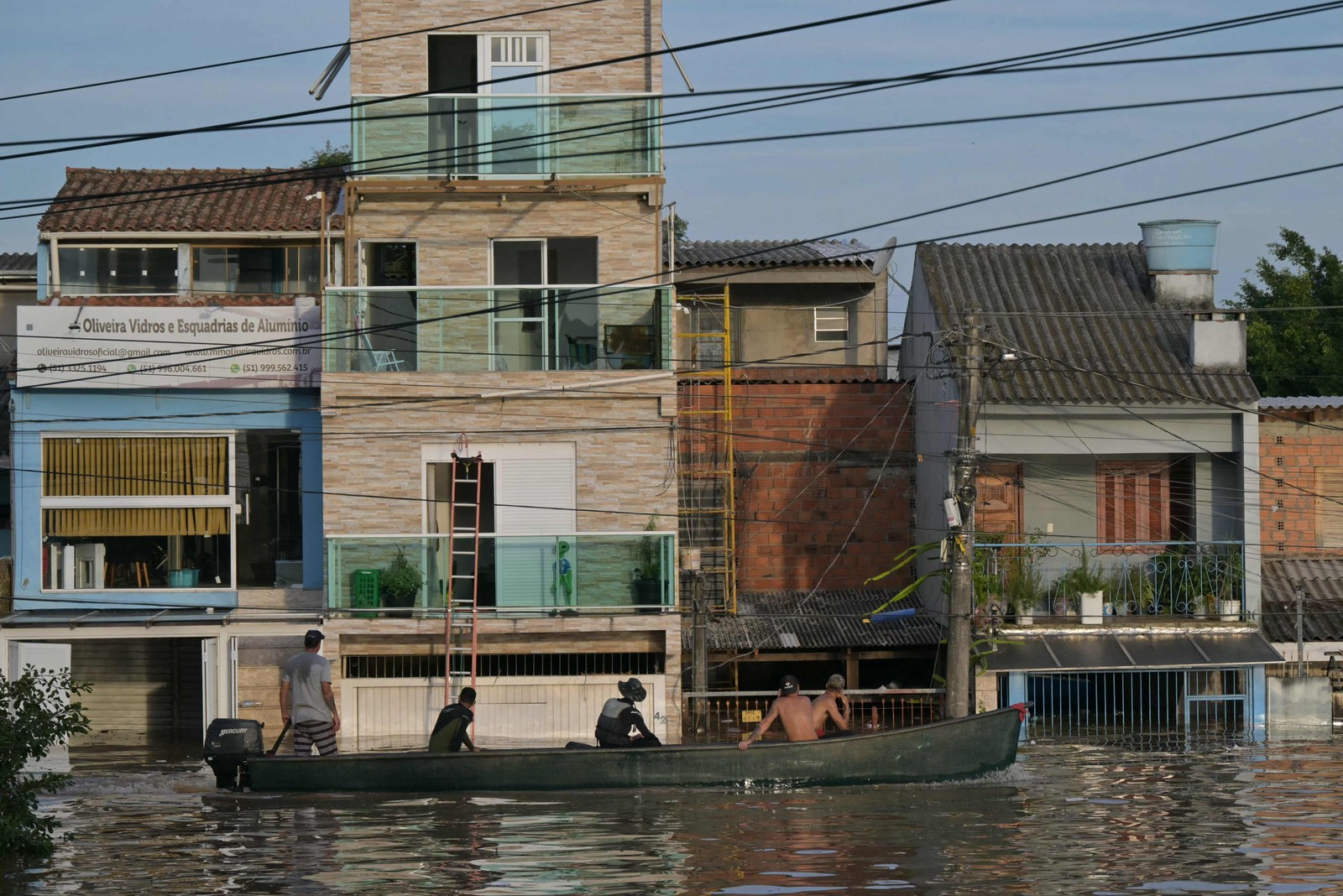 Equipes de resgate navegam de barco em busca de pessoas no bairro Humaitá, em Porto Alegre, Rio Grande do Sul, Brasil, em 7 de maio de 2024. — Foto: NELSON ALMEIDA / AFP