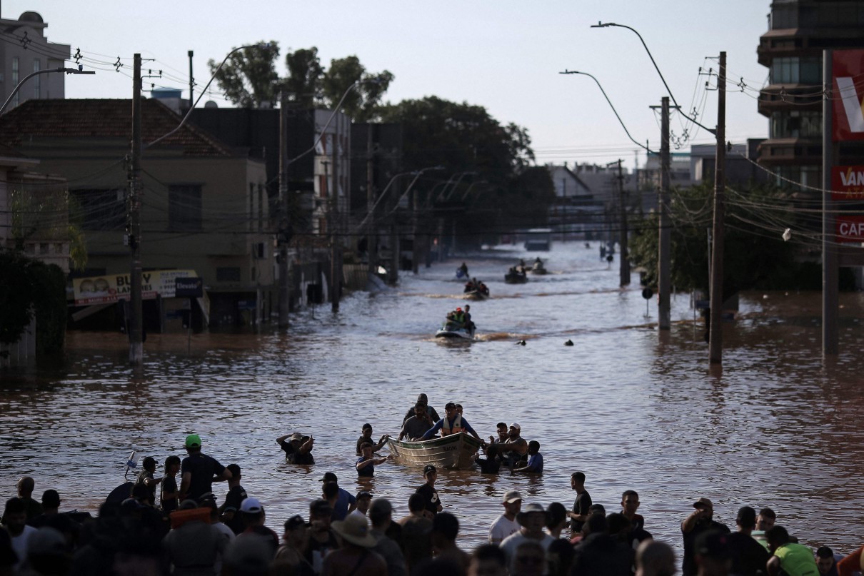 Drama das chuvas: voluntários trabalham no resgate de moradores em Porto Alegre, no Rio Grande do Sul — Foto: Anselmo Cunha / AFP