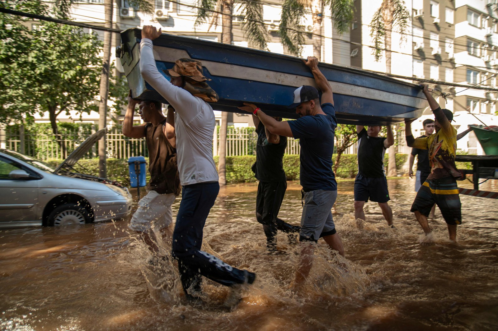 Pessoas participam de operações de resgate em Porto Alegre após tempestades torrenciais no sul do estado do Rio Grande do Sul. — Foto: Carlos FABAL / AFP