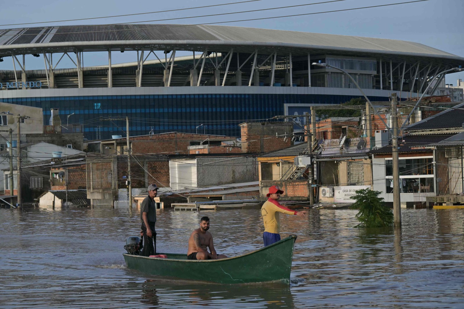 Equipes de resgate navegam de barco em busca de pessoas no bairro Humaitá, em Porto Alegre, Rio Grande do Sul — Foto: NELSON ALMEIDA / AFP