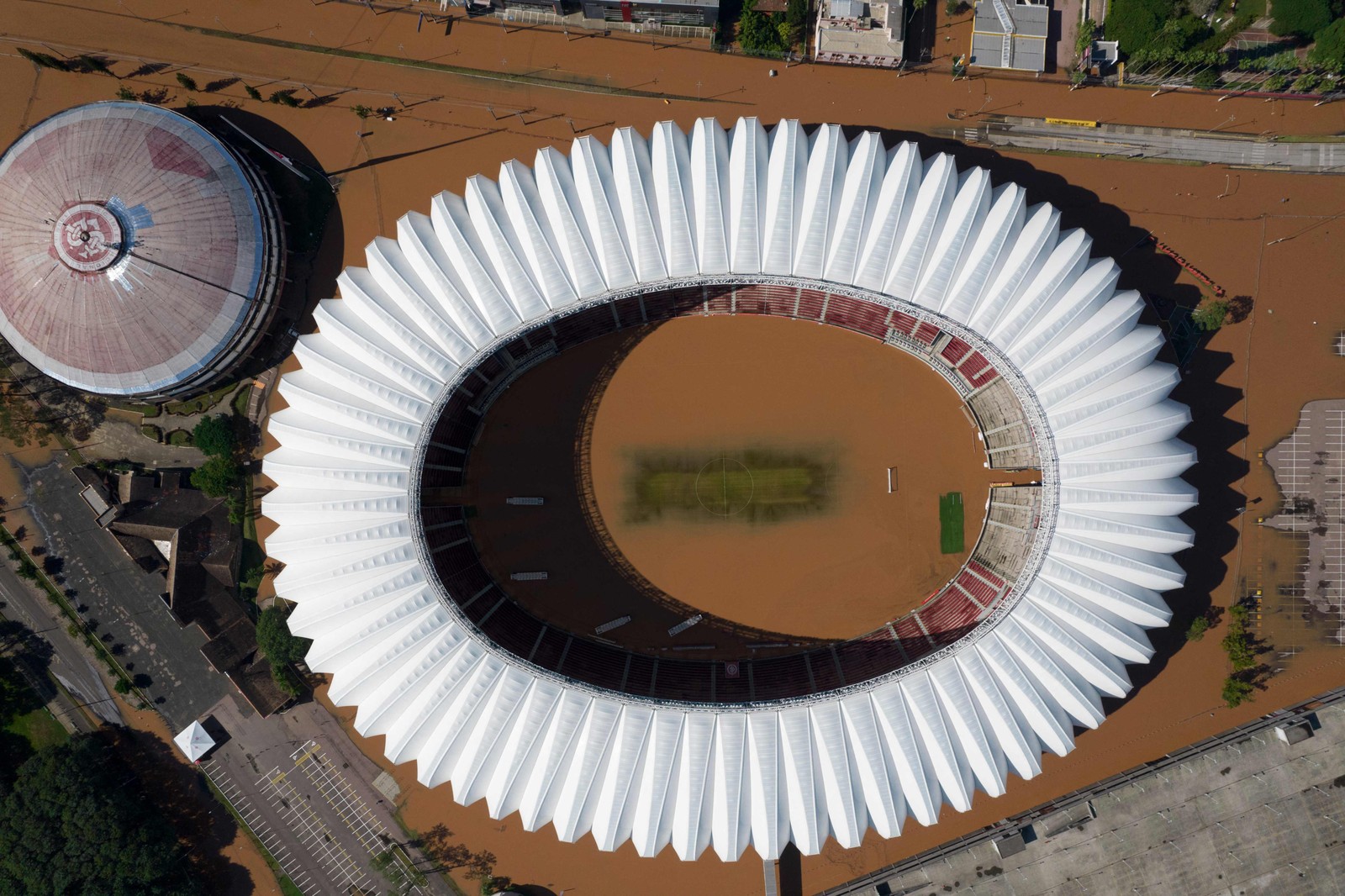 Vista aérea do estádio Beira-Rio inundado do Internacional, em Porto Alegre, Rio Grande do Sul. — Foto: Renan Mattos/Agência RBS