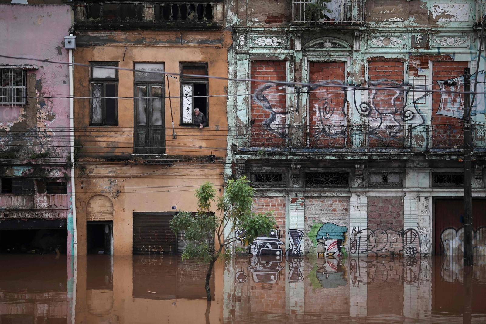 Rua alagada no centro histórico de Porto Alegre, Rio Grande do Sul. — Foto: Anselmo Cunha / AFP