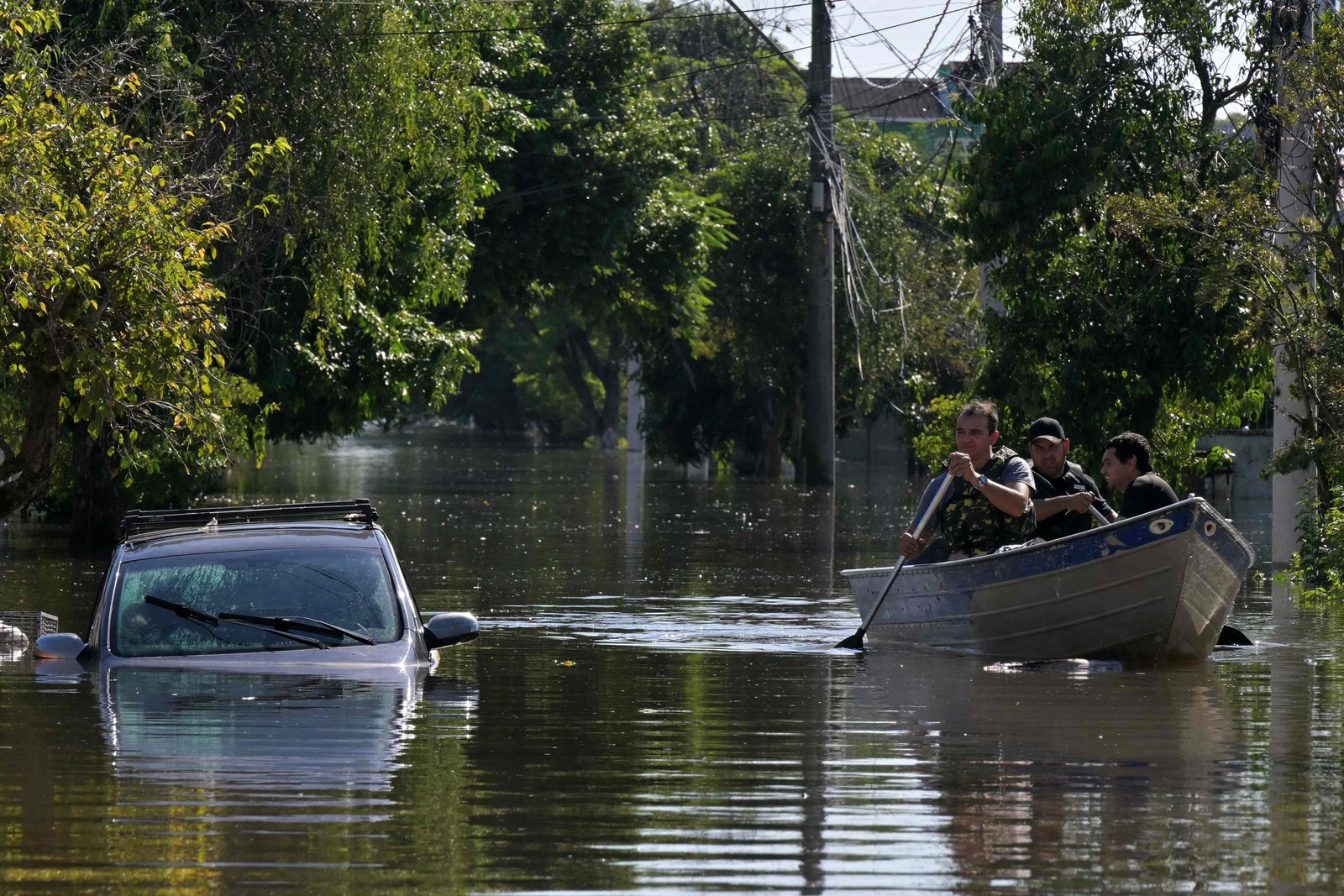 Moradores se deslocam em barcos após inundações devido a fortes chuvas em Porto Alegre, Rio Grande do Sul — Foto: NELSON ALMEIDA / AFP