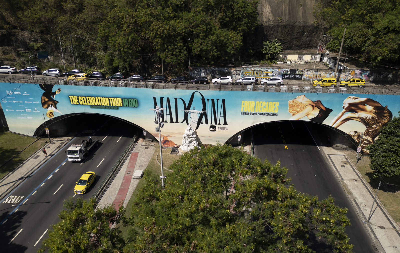 Preparativos para o show da Madonna, que será no dia 4 de maio. Na foto, painel instalado na entrada do Túnel Engenheiro Coelho Cintra, conhecido como Túnel Novo, em frente ao Rio Sul. — Foto: Márcia Foletto