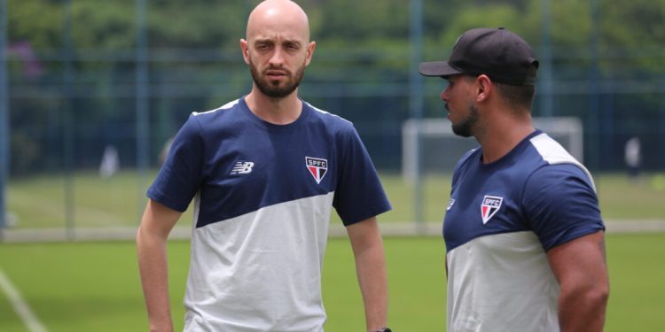 Rodrigo Coelho explica logística de viagem do feminino para Porto Alegre