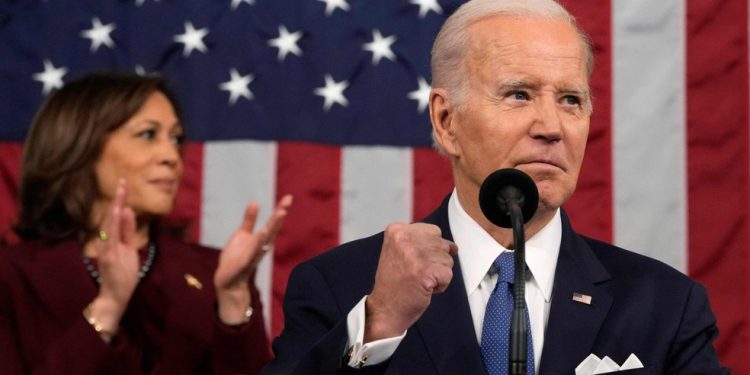 O presidente dos Estados Unidos, Joe Biden, em discurso sobre o Estado da União nesta terça-feira; ao fundo, a vice-presidente, Kamala Harris — Foto: Jacquelyn Martin / POOL / AFP