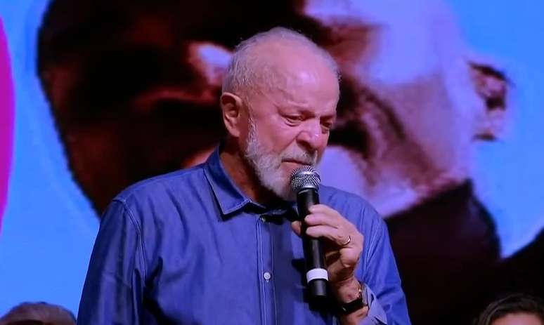 Lula chora ao lembrar de pobreza na infancia e diz - JORNAL DA TARDE