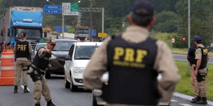 Formulário da Polícia Rodoviária Federal (PRF) pergunta aos servidores sobre posicionamento ideológico e partidário