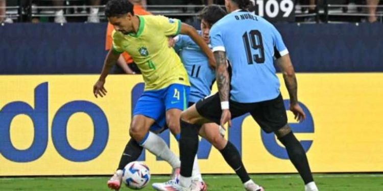 Marquinhos é pressionado por Pellistri e  Darwin Núñez. Mas consegue sair com a bola. Assim, evita o perigo para o Brasil.