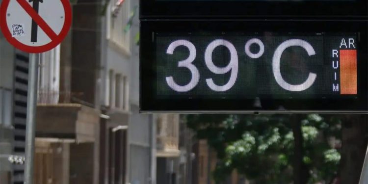 Termômetro na rua marcando 39 graus Celsius num dia quente numa cidade