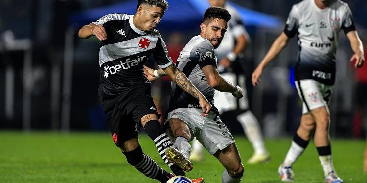 Adson e Igor Coronado disputam a bola durante jogo entre Vasco e Corinthians, pelo Brasileirão