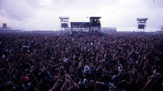 Cerca de 150 mil pessoas se espalharam pelo descampado em Jacarepaguá, na Zona Oeste, a cada dia de Rock in Rio I, em 1985 — Foto: Frederico Mendes / Editora Globo / Agência O Globo