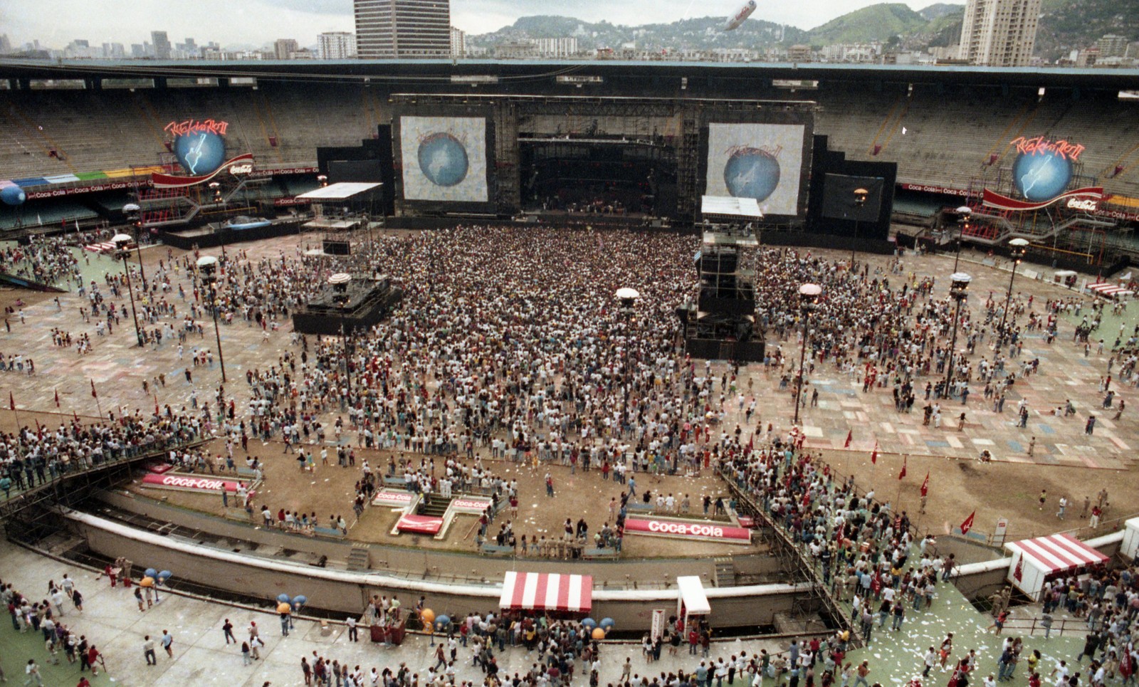 Já na segunda edição, em 1991, o Rock in Rio sediou a Cidade do Rock dentro do estádio do Maracanã, na Zona Norte do Rio de Janeiro — Foto: Custodio Coimbra / Agência O Globo