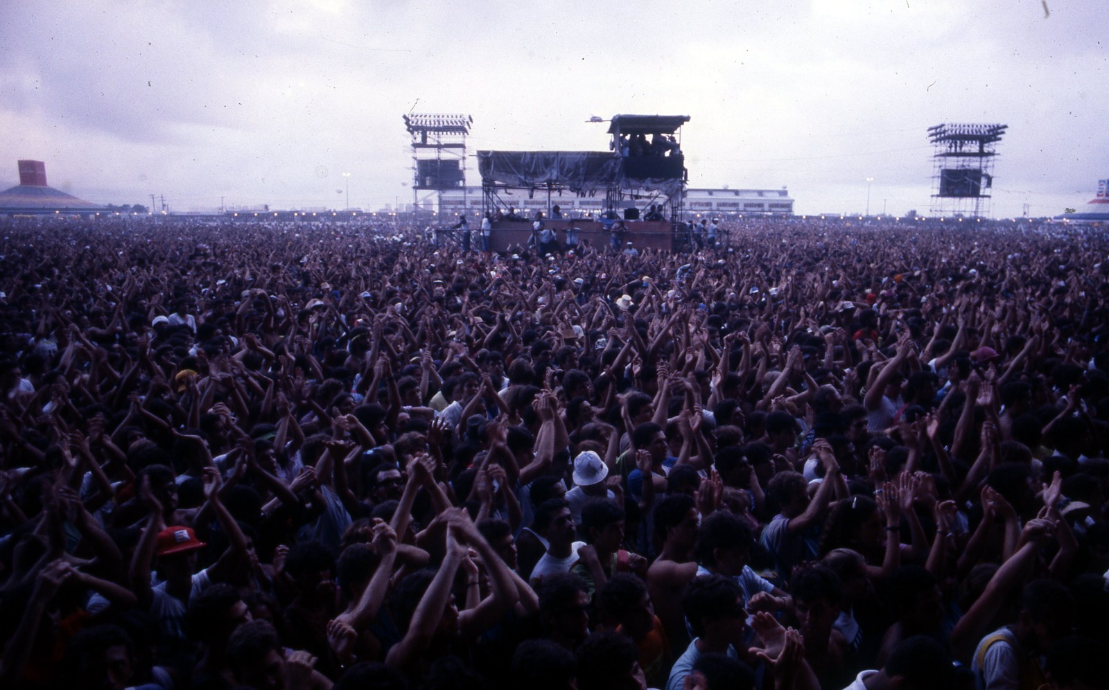 Cerca de 150 mil pessoas se espalharam pelo descampado em Jacarepaguá, na Zona Oeste, a cada dia de Rock in Rio I, em 1985 — Foto: Frederico Mendes / Editora Globo / Agência O Globo