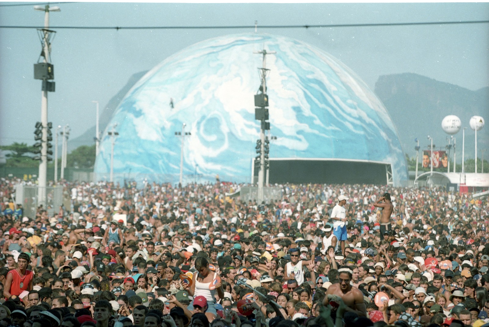 Na terceira edição do Rock in Rio, em 2001, a Cidade do Rock recebeu cerca de 176 mil pessoas por dia na Cidade do Rock — Foto: Gabriel de Paiva / Agência O Globo