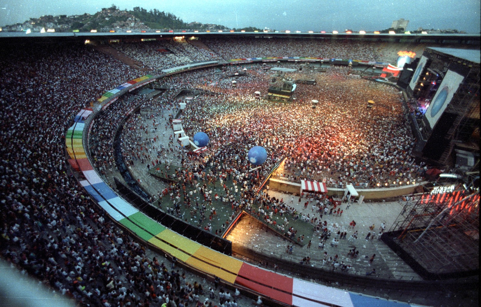 No show da banda A-ha, em 1991, o Rock in Rio recebeu cerca de 198 mil pessoas em um único dia no Maracanã. No total, ao longo dos nove dias de programação, o evento somou cerca de 700 mil pessoas — Foto: Custódio Coimbra / Agência O Globo