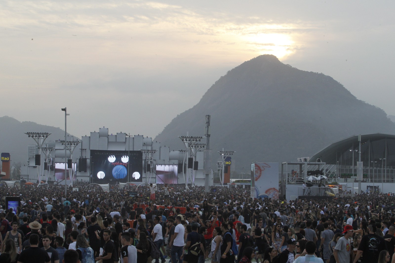 Cerca de 100 mil pessoas estiveram presentes por dia no Rock in Rio VII, em 2017, no Parque Olímpico do Rio de Janeiro — Foto: Pedro Teixeira / O Globo