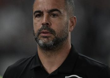 Artur Jorge, técnico do Botafogo, durante jogo contra o Fortaleza