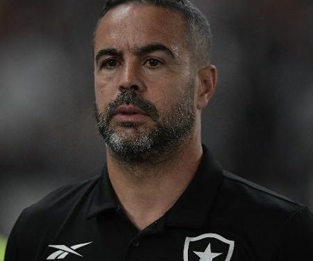 Artur Jorge, técnico do Botafogo, durante jogo contra o Fortaleza