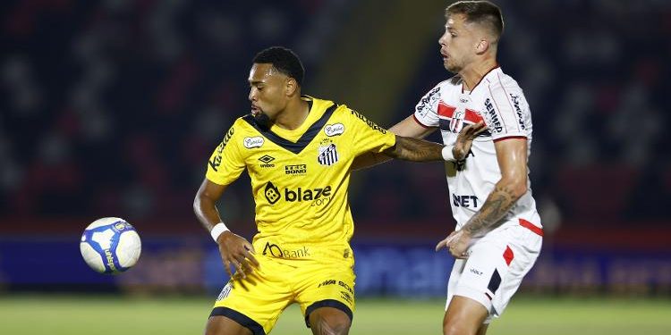 Wendel Silva, do Santos, em ação no duelo contra o Botafogo-SP, válido pela Série B