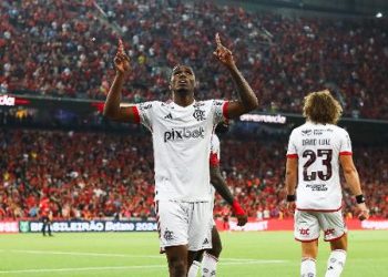 Evertton Araújo, cria da base do Flamengo, comemora gol sobre o Athletico