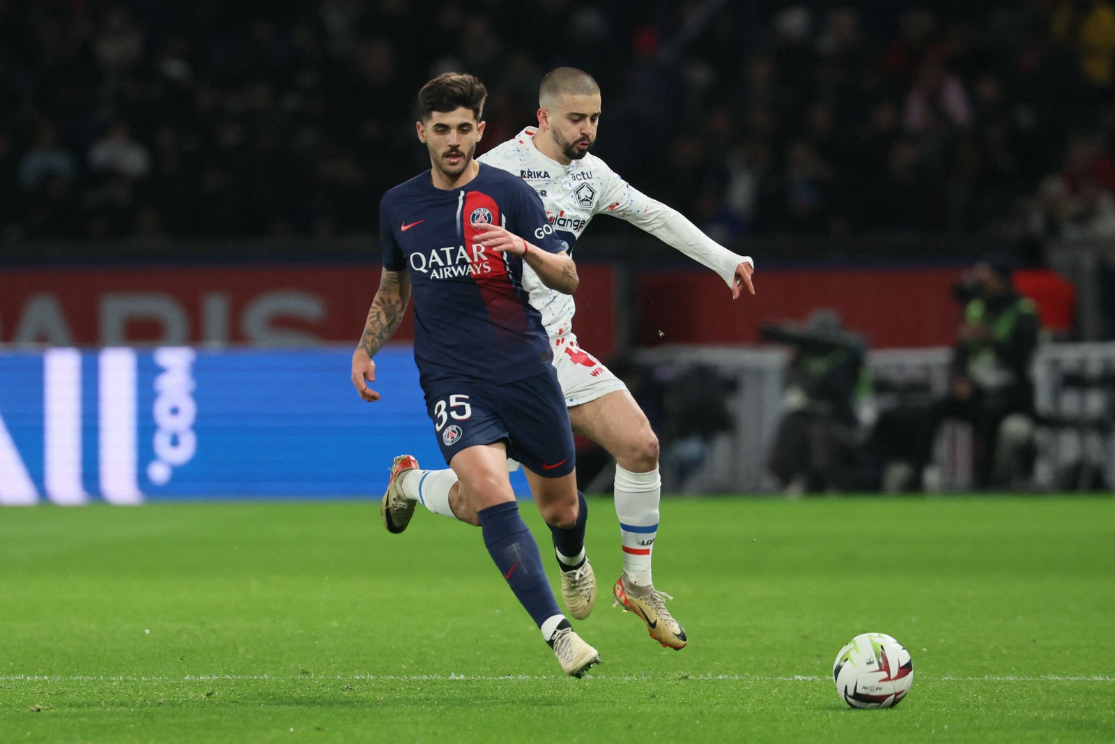 O zagueiro Lucas Beraldo, do PSG, foi convocado por Dorival — Foto: ALAIN JOCARD / AFP