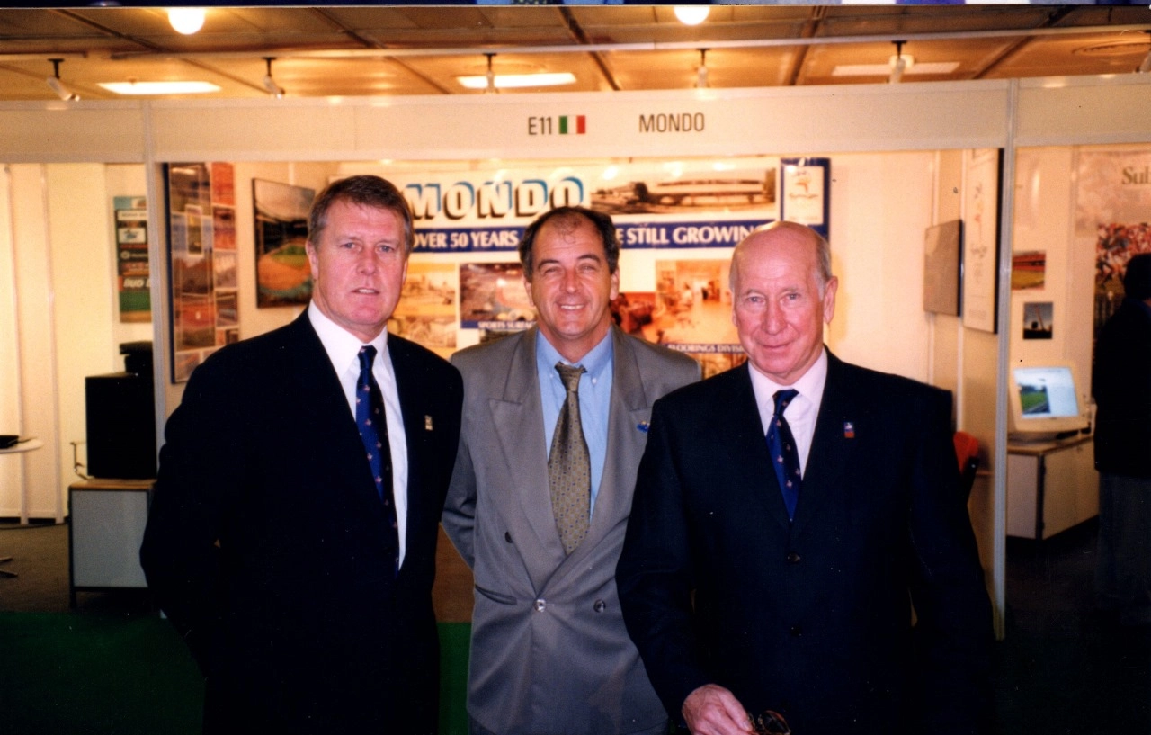 Encontro nos anos 90. Sir.Hurst, Marcos Falopa e Bobby Charlton. Foto: arquivo pessoal de Marcos Falopa