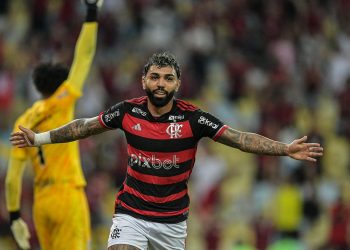 Gabigol-comemora-gol-irregular-em-Flamengo-x-Corinthians-scaled-aspect-ratio-512-320