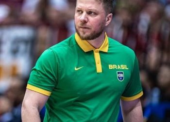 Gustavo de Conti comandando o Brasil contra a Letônia na Copa do Mundo de Basquete de 2023