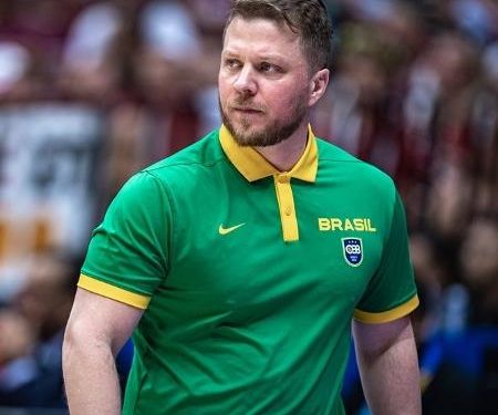 Gustavo de Conti comandando o Brasil contra a Letônia na Copa do Mundo de Basquete de 2023